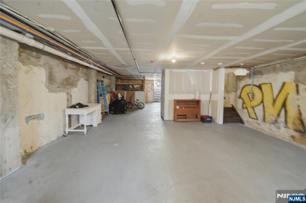 35 Columbia Avenue — photo 12