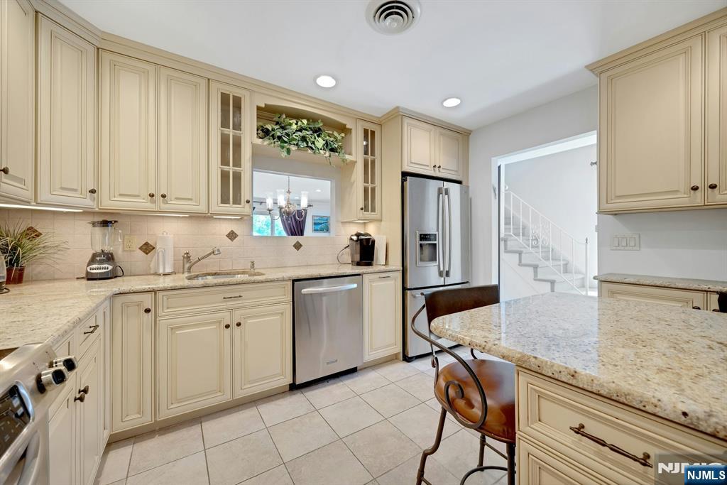 22 Hampton Court, #422, Twp of Washington, NJ 07676 Listing Photo  5