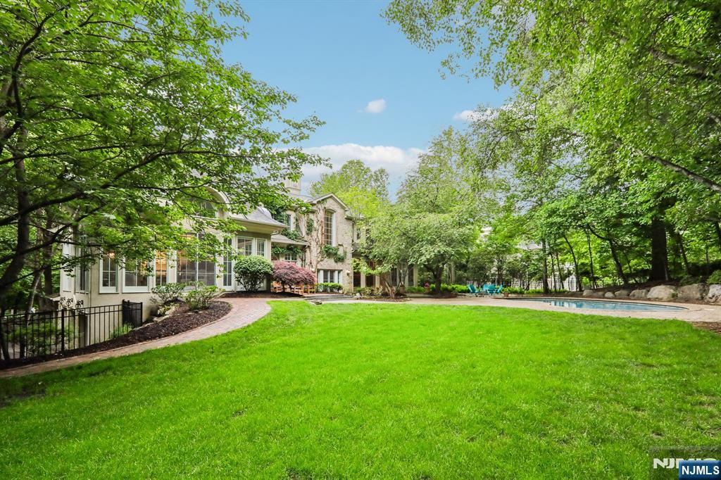 505 Timberline Dr, Franklin Lakes, NJ 07417