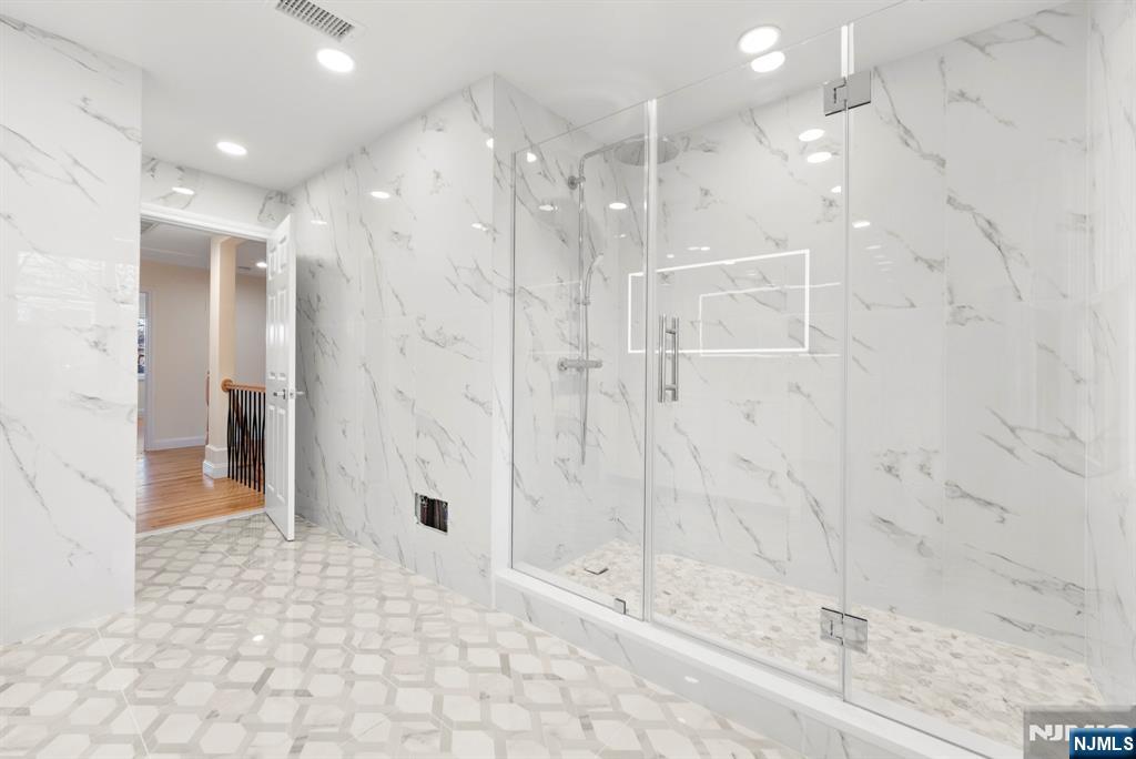 3D BATH ON 2ND FLOOR
