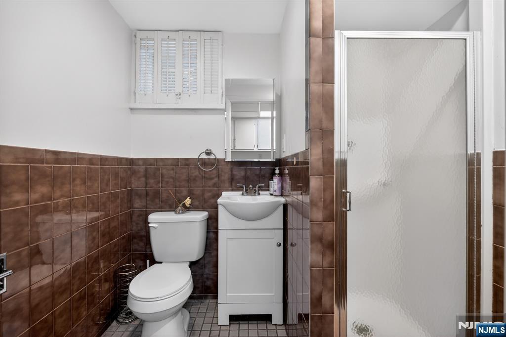 Ground level full bath w/stand up shower