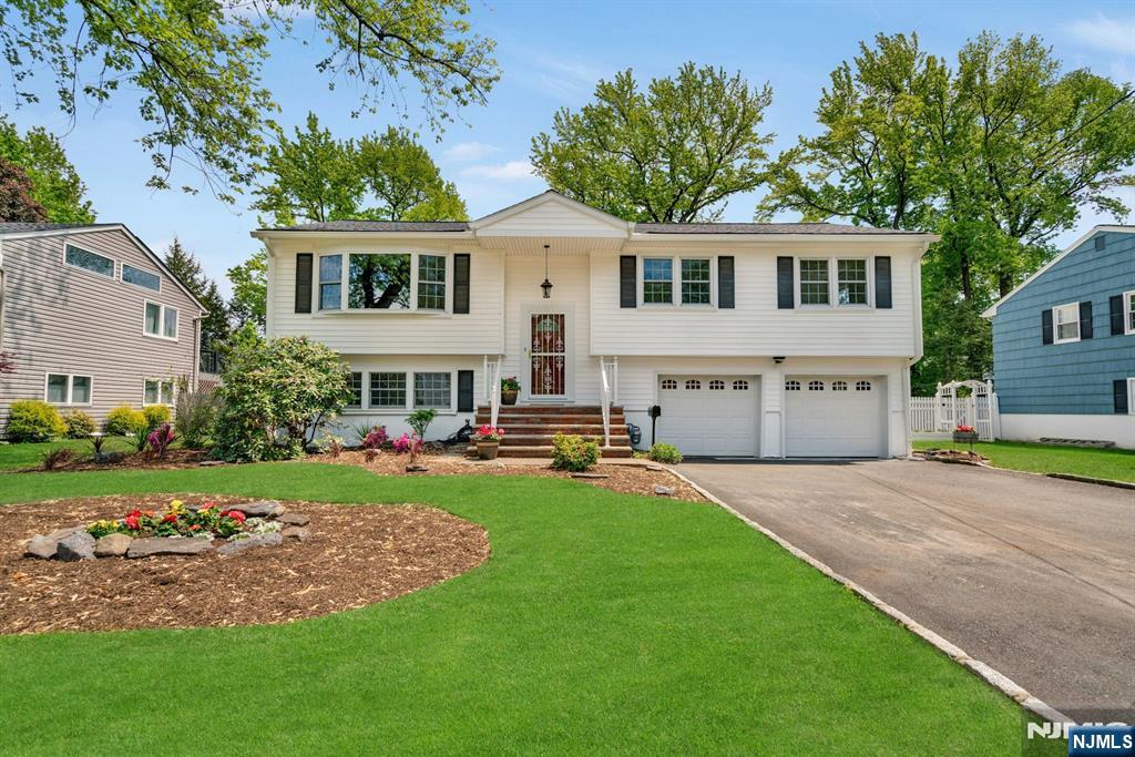98 Vassar Dr, Paramus, NJ 07652