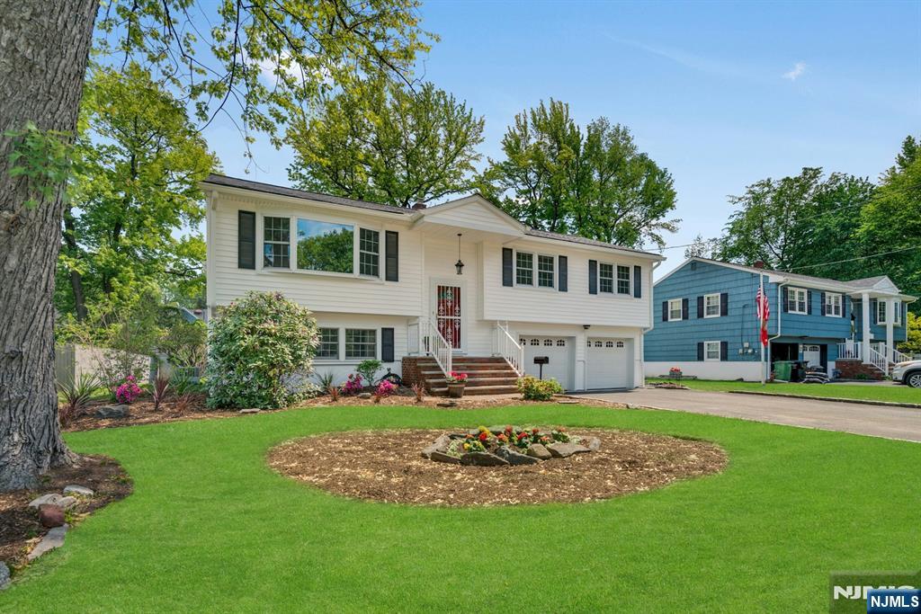 98 Vassar Dr, Paramus, NJ 07652
