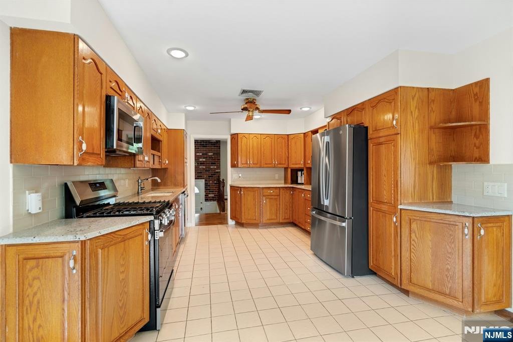 98 Vassar Drive, Paramus, NJ 07652 Listing Photo  12