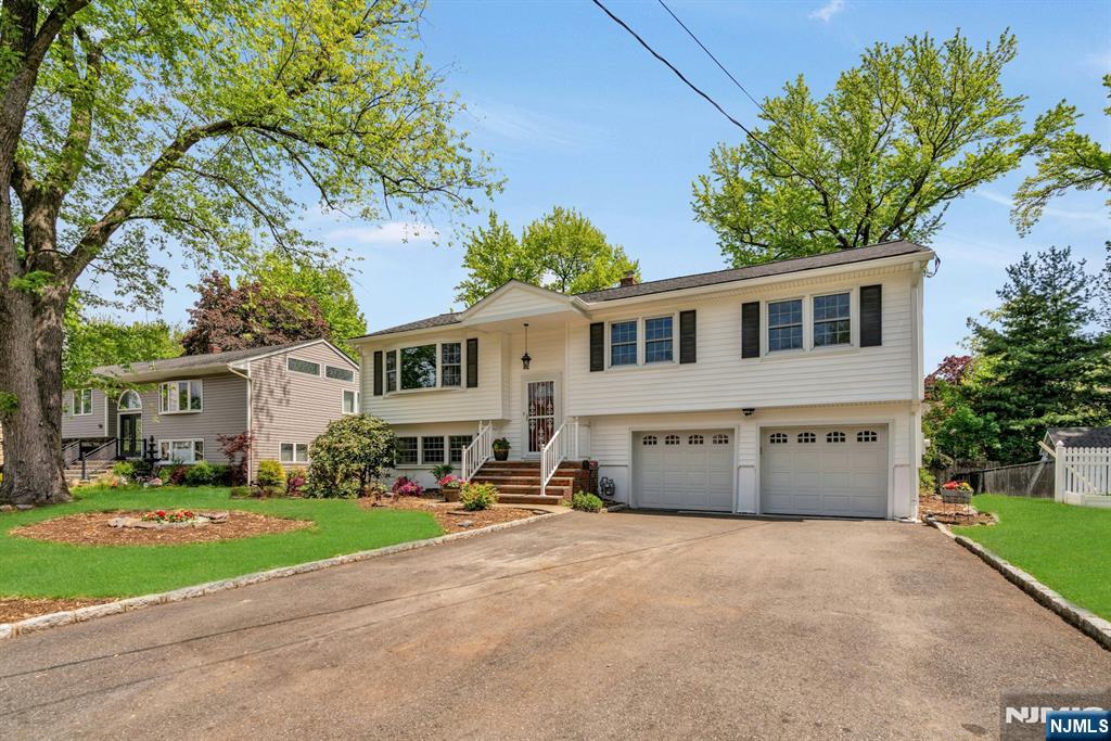 98 Vassar Dr, Paramus, NJ 07652
