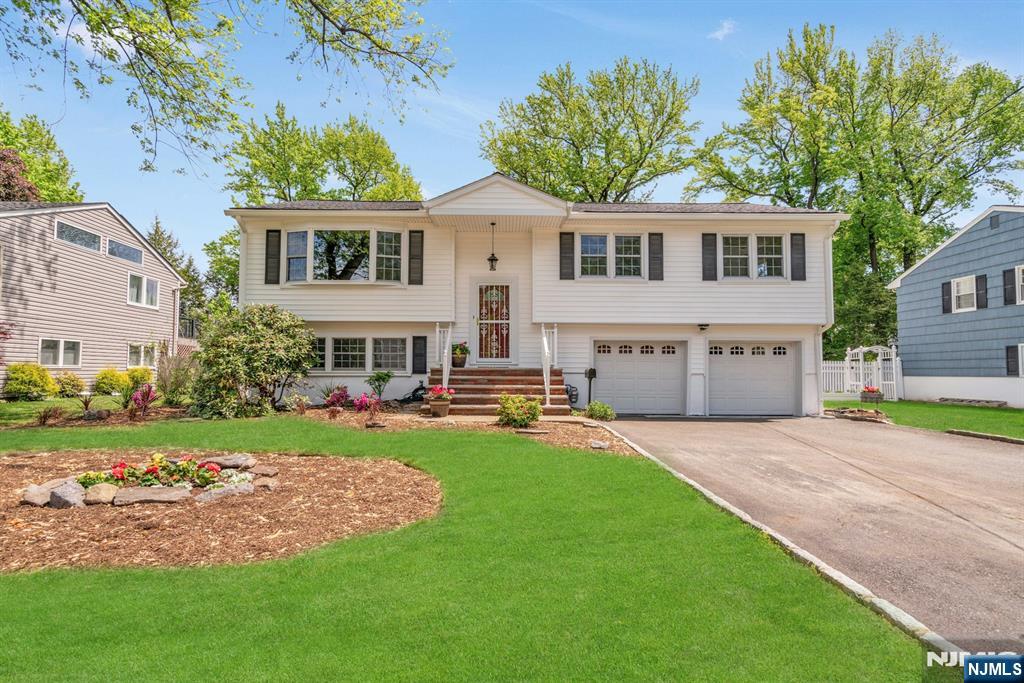 98 Vassar Dr, Paramus, NJ 07652