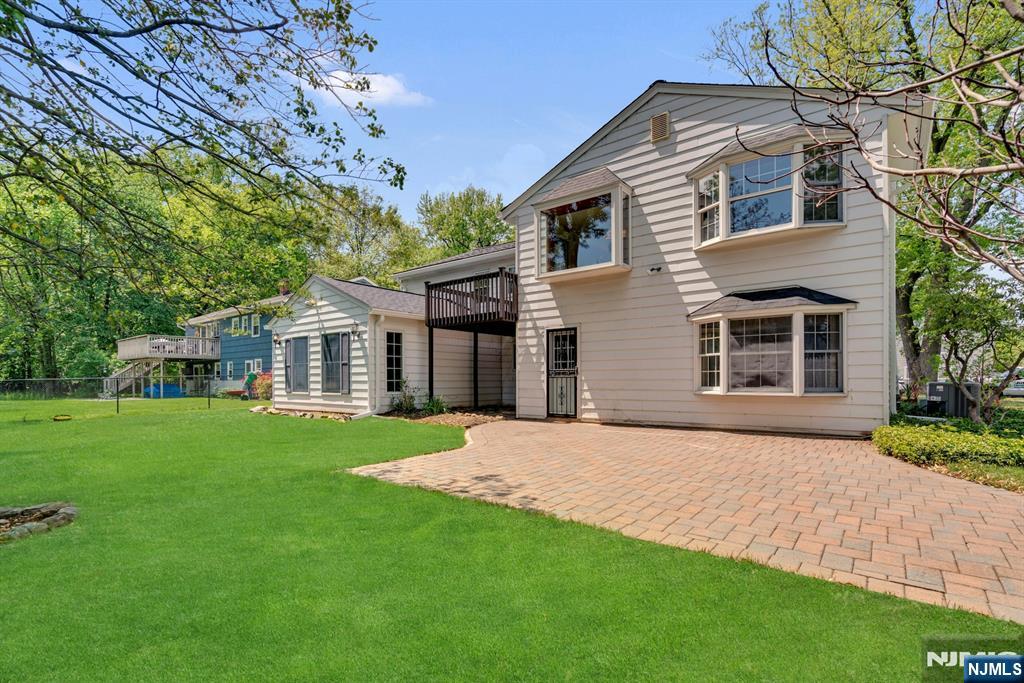 98 Vassar Dr, Paramus, NJ 07652