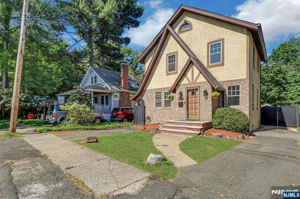 6 Colonial Court - Photo 2