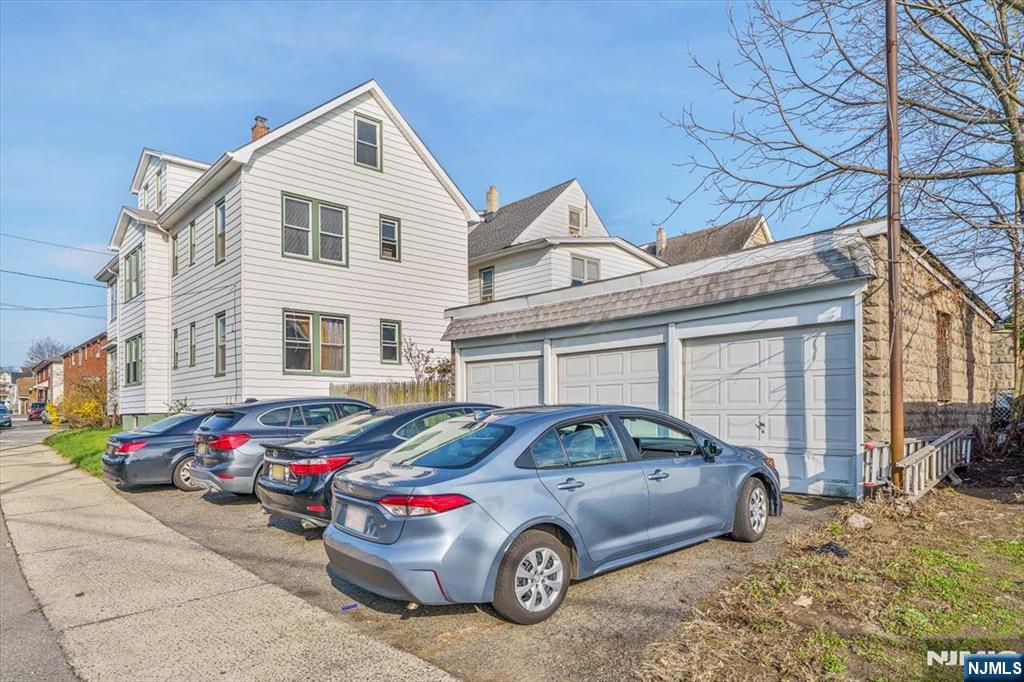 3 car garage/Parking