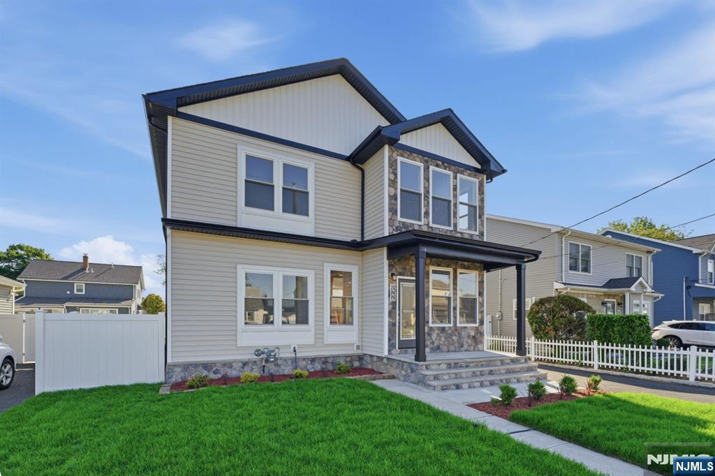 588 Maple Avenue - Photo 3