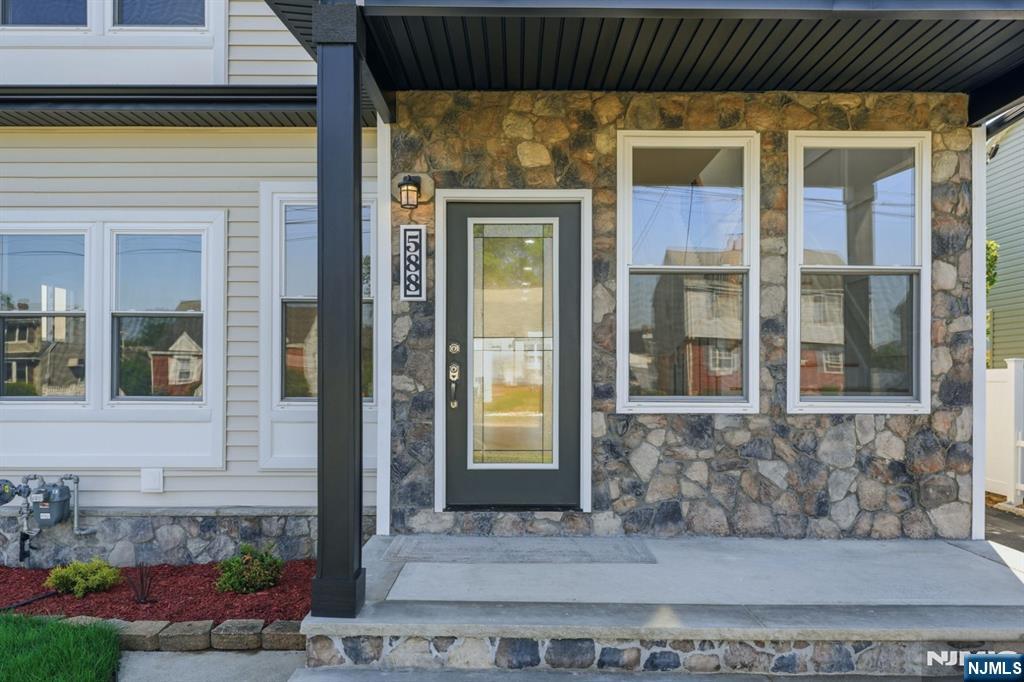 588 Maple Avenue - Photo 4
