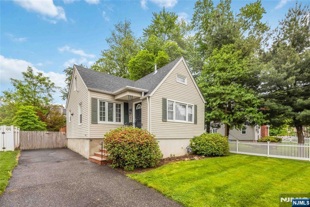 200 Evergreen Street - Photo 2