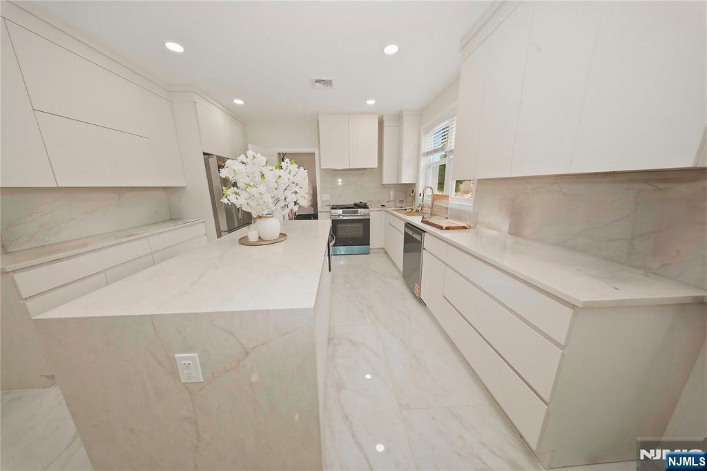 596 Moonachie Avenue - Photo 2
