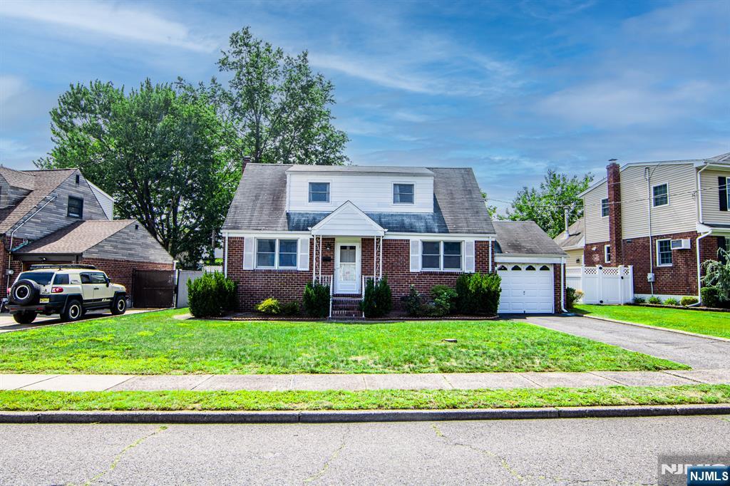 40 Westwood Dr, Fair Lawn, NJ 07410