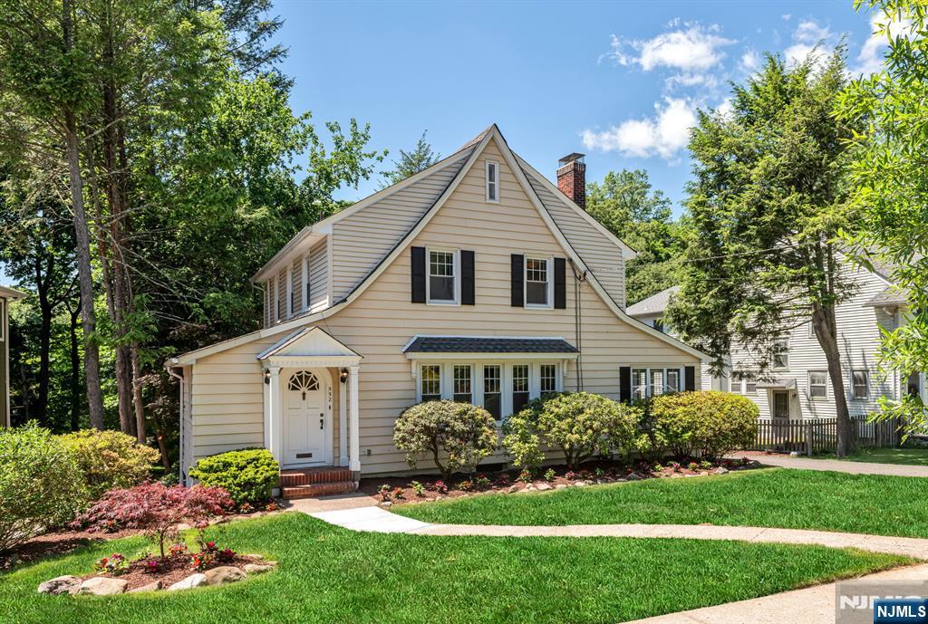 552 Hillcrest Road - Photo 1