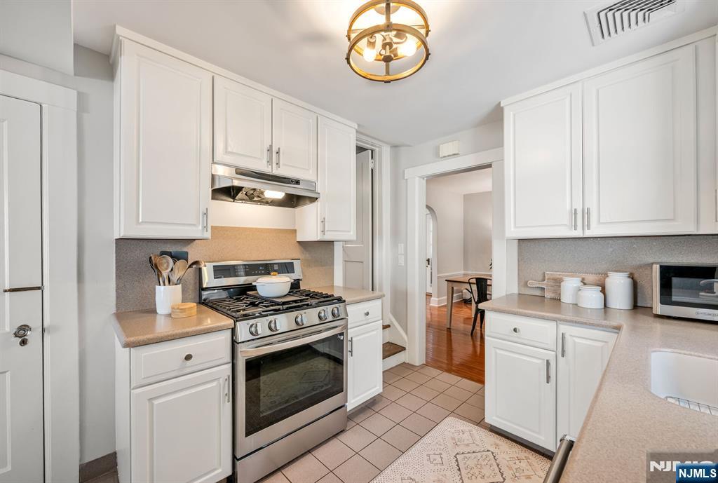 Cheery Eat-In Kitchen