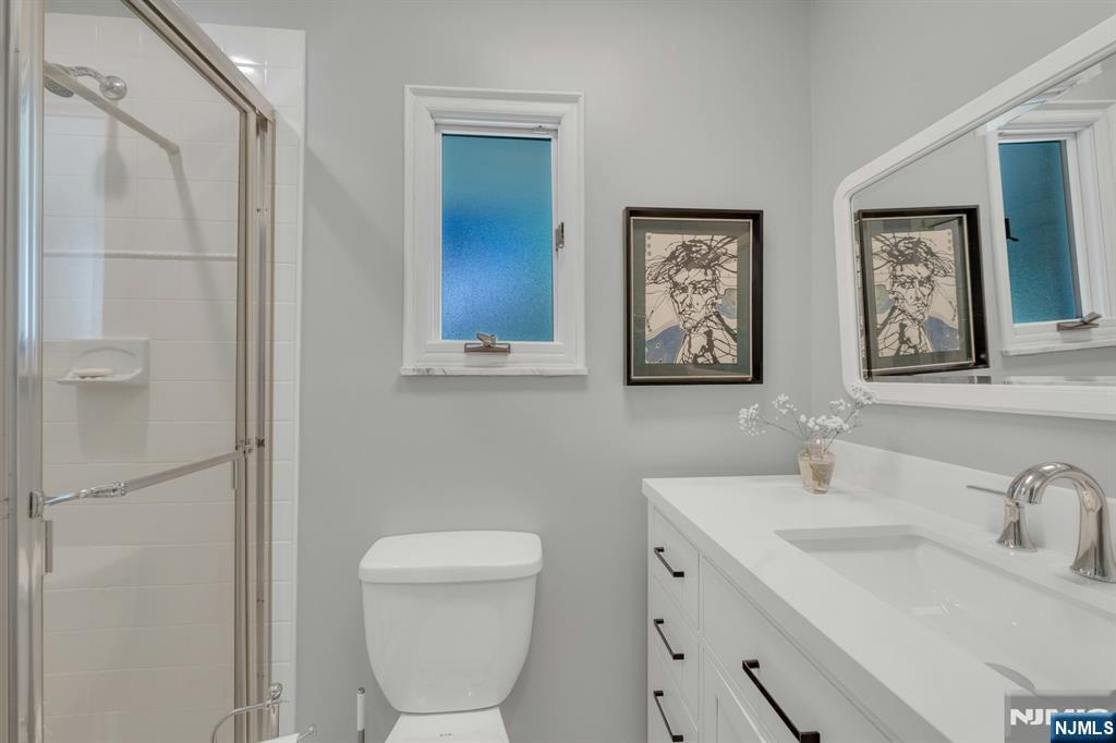full bath with shower for the au-pair suite