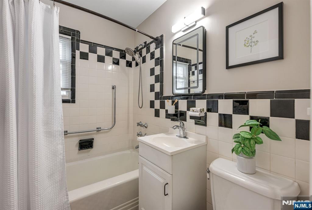 Cheery Full Bathroom
