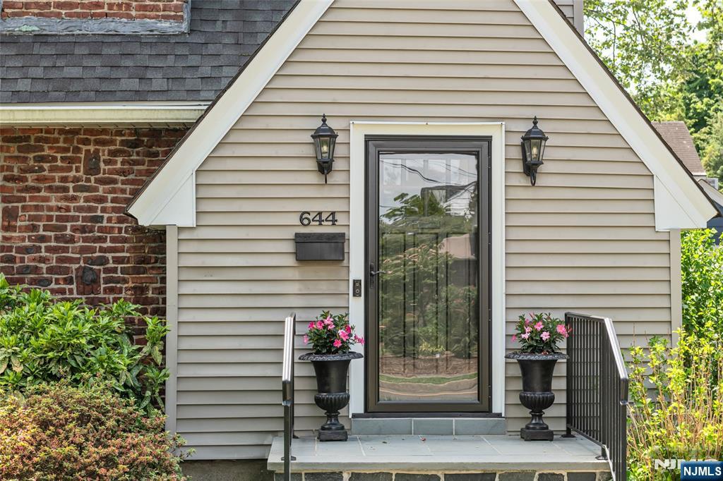 644 Linwood Avenue - Photo 3