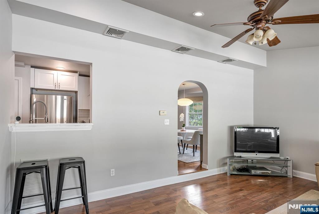 BREAKFAST BAR AREA