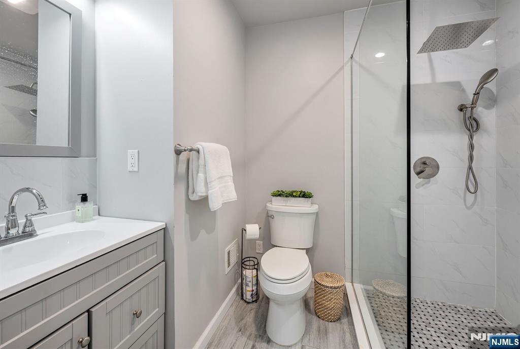 LARGE WALK-IN SHOWER