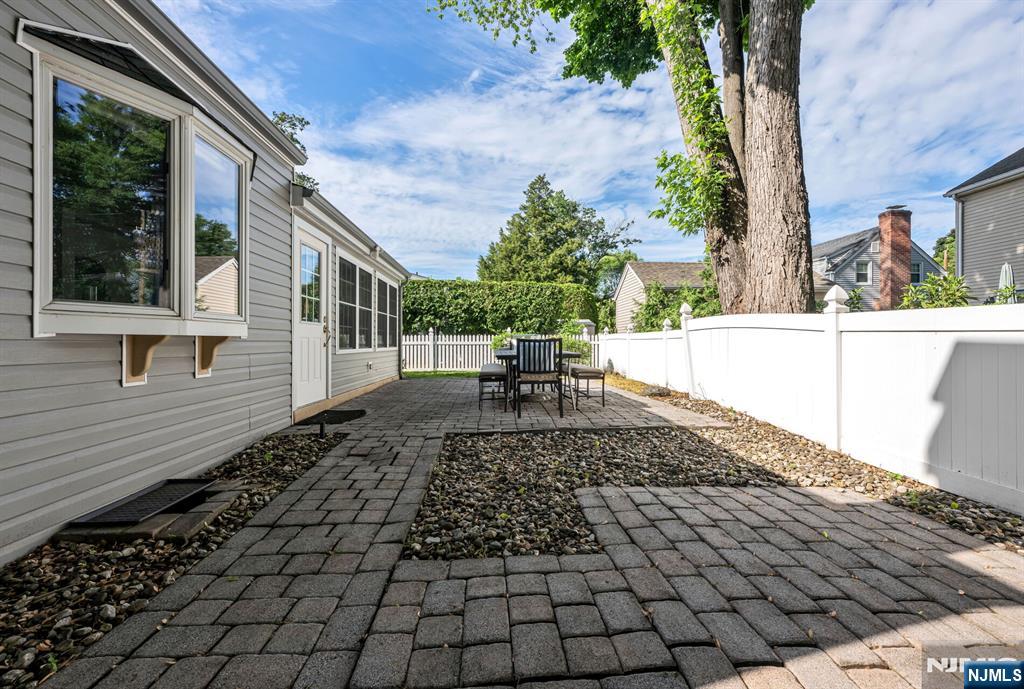 FULLY FENCED YARD