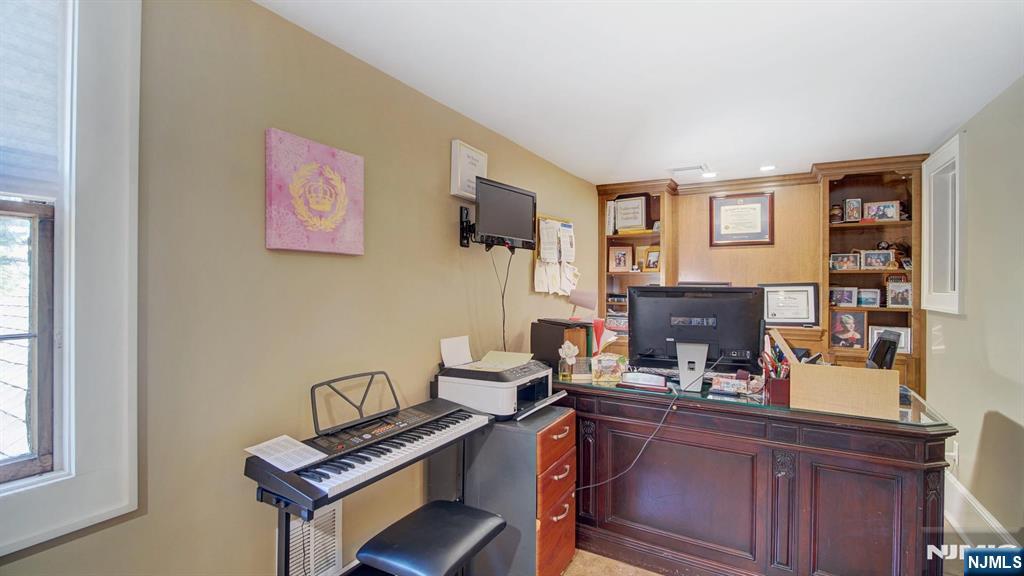 262 Northfield Avenue - Photo 5