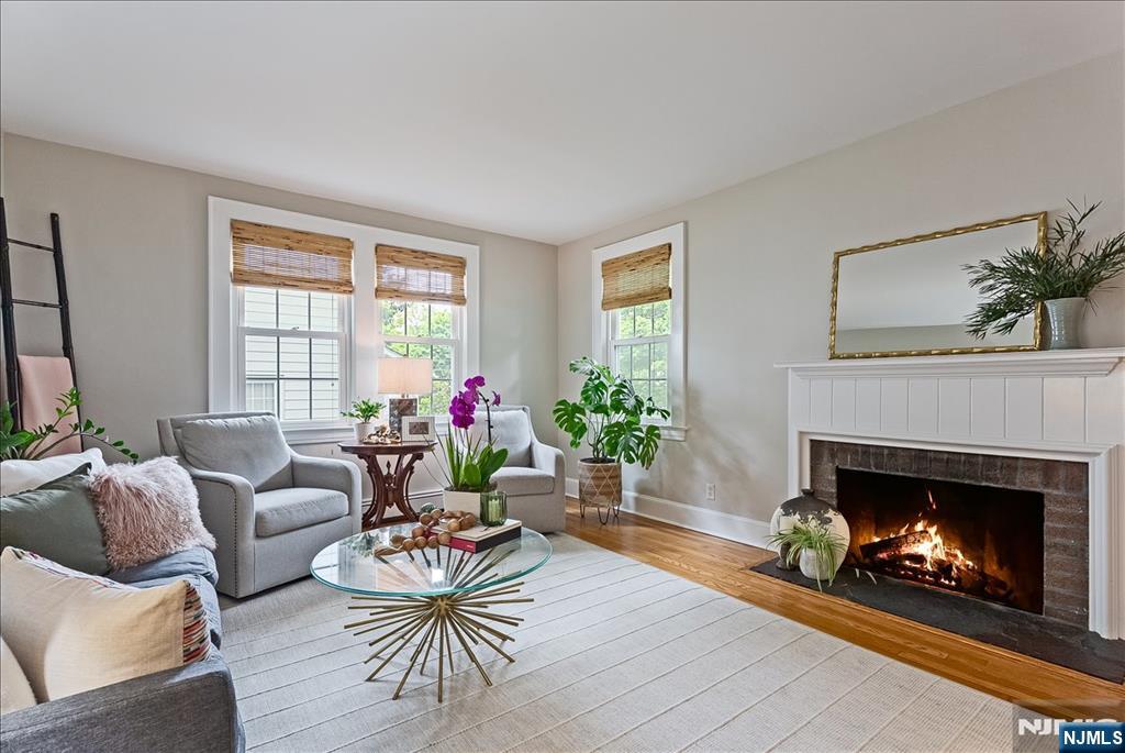 Living room w/fireplace