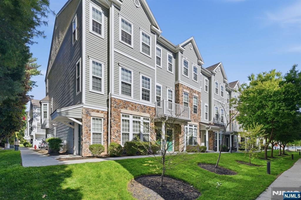 13 Dahlia Ln, Garfield, NJ 07026