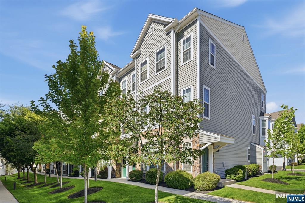 13 Dahlia Ln, Garfield, NJ 07026