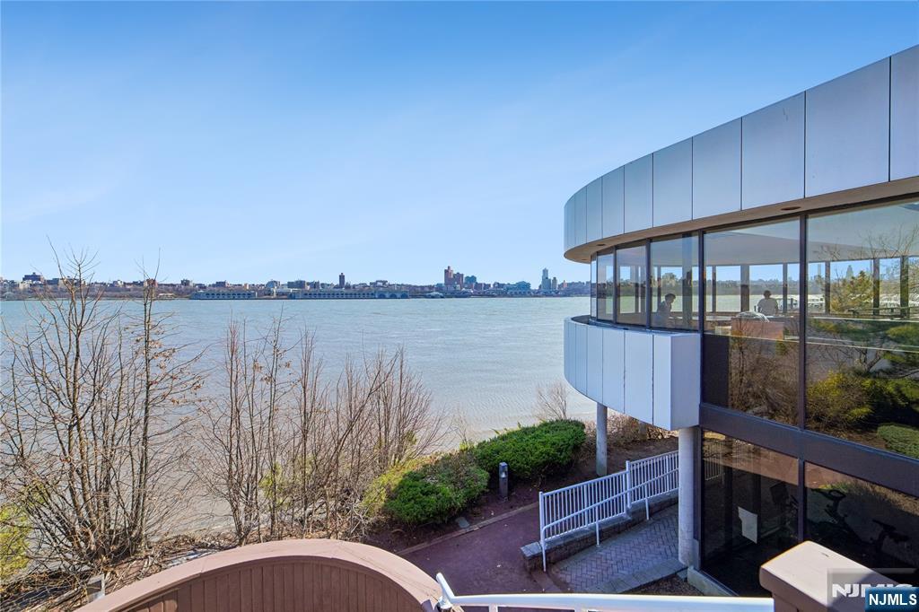 1055 River Rd #302, Edgewater, NJ 07020