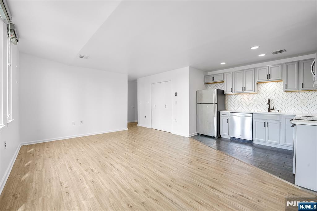 308-310 Passaic Avenue 402 - Photo 4