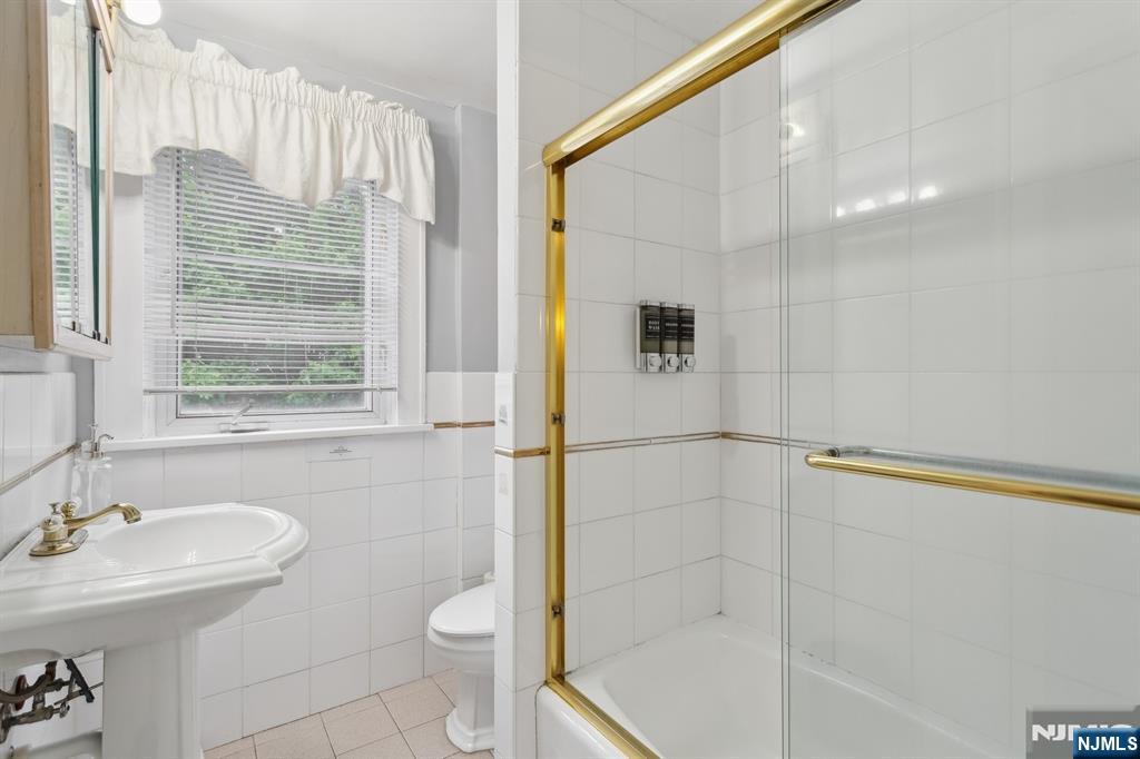 2nd Fl Full Bathroom