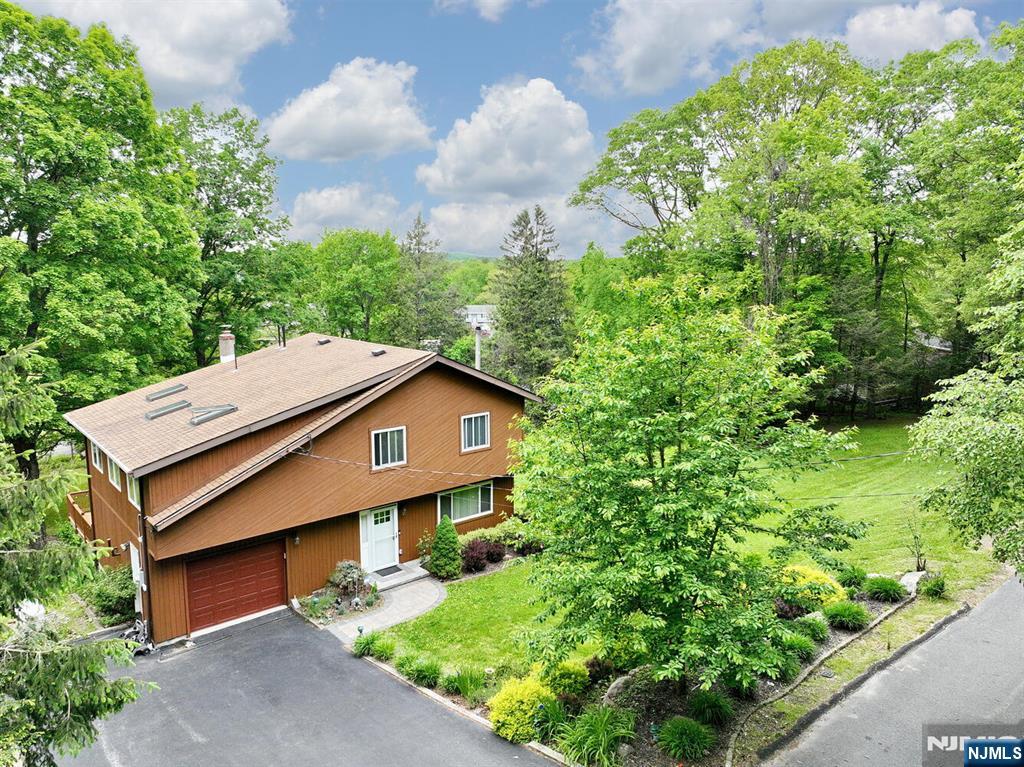 64 Larchmont Drive - Photo 2