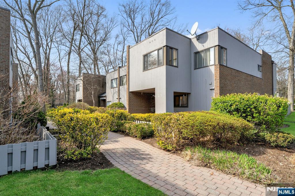 207 Pond Terrace 4D - Photo 1