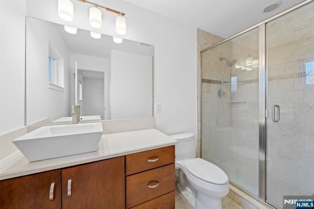 2nd Floor Full Bathroom
