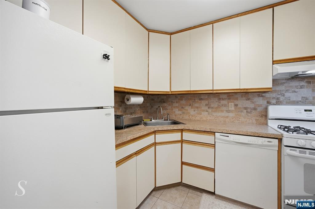 2100 Linwood 21P - Photo 5