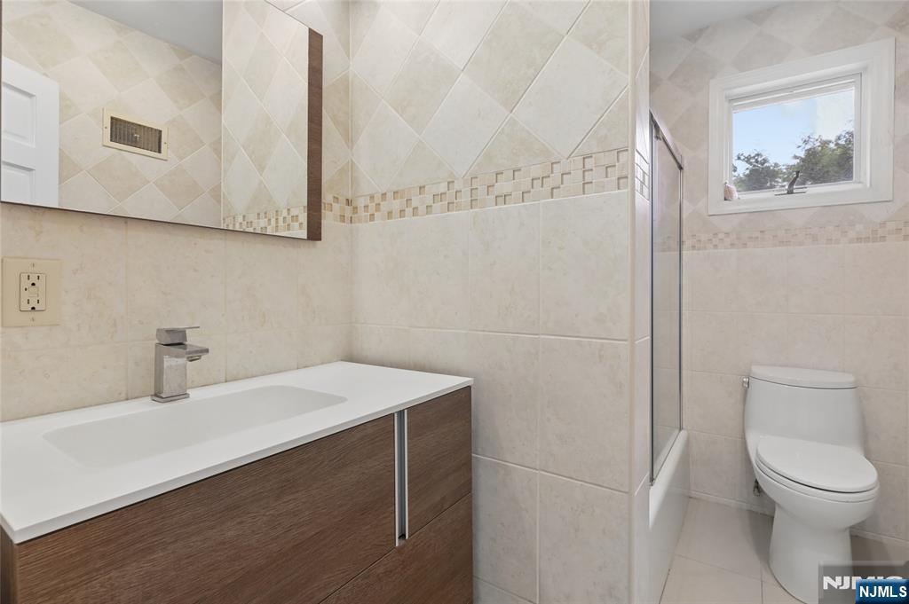 585 W Englewood Avenue, Teaneck, NJ 07666 Listing Photo  14