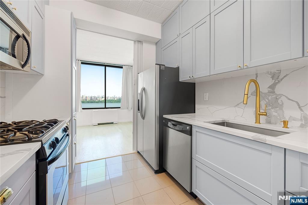 9060 Palisade Avenue 404 - Photo 2