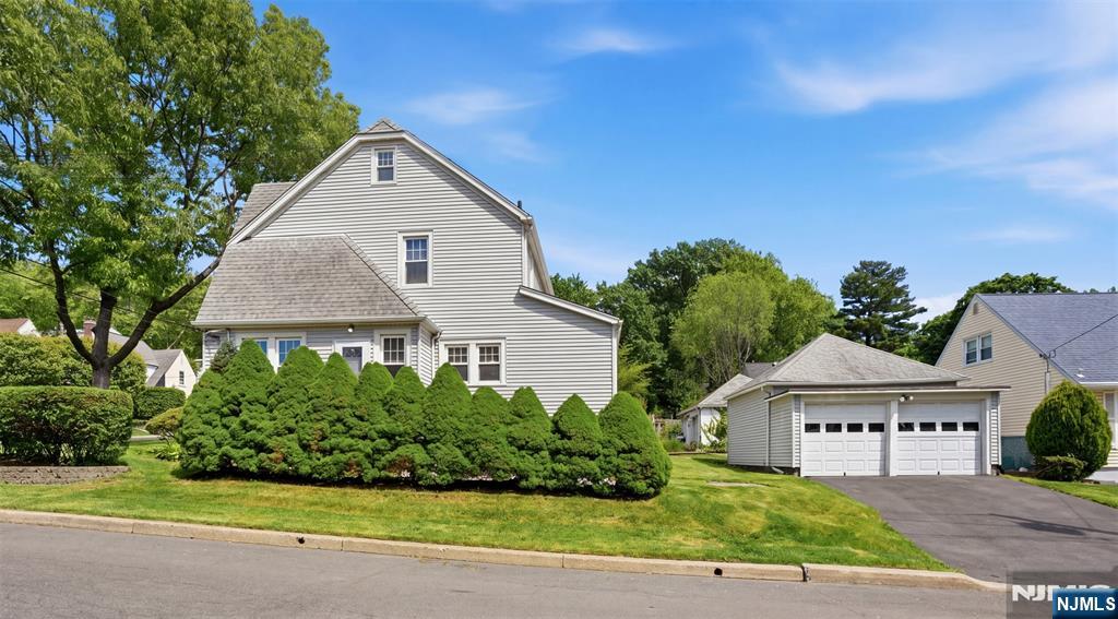 88 Lindbergh Boulevard, Teaneck, NJ 07666 Listing Photo  3