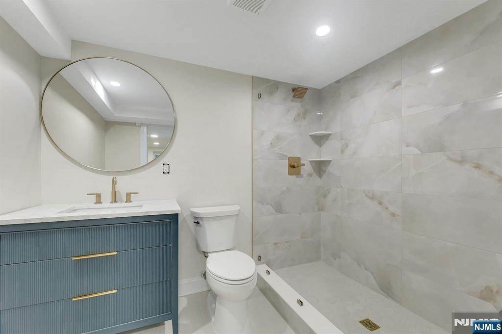 Lower Level Bath