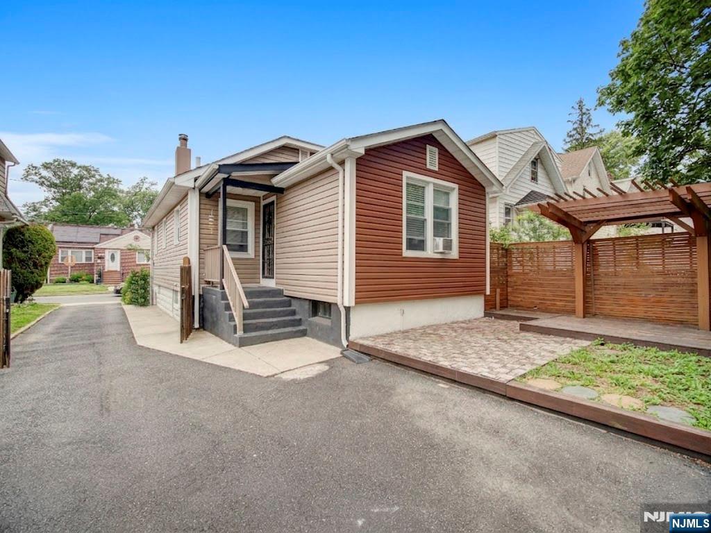 1507 Hiawatha Avenue - Photo 1