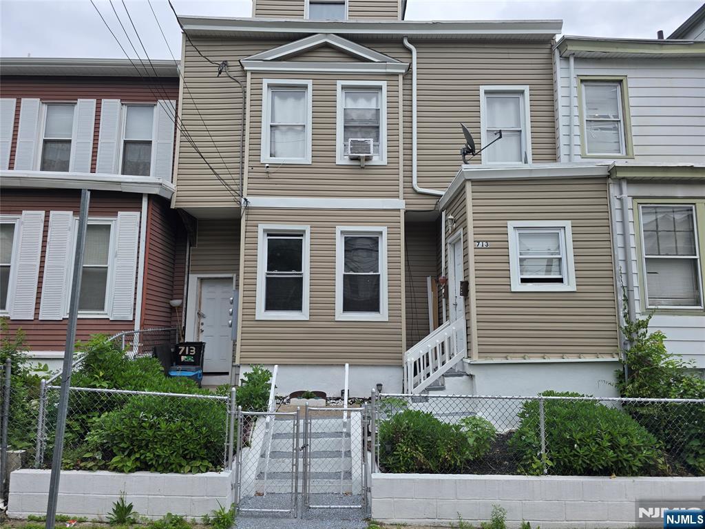 713 27th Street - Photo 1