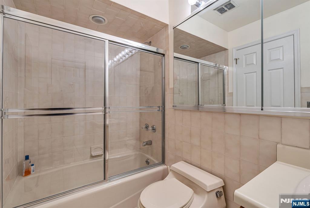 125 Roosevelt Place, Palisades Park, NJ 07650 Listing Photo  18