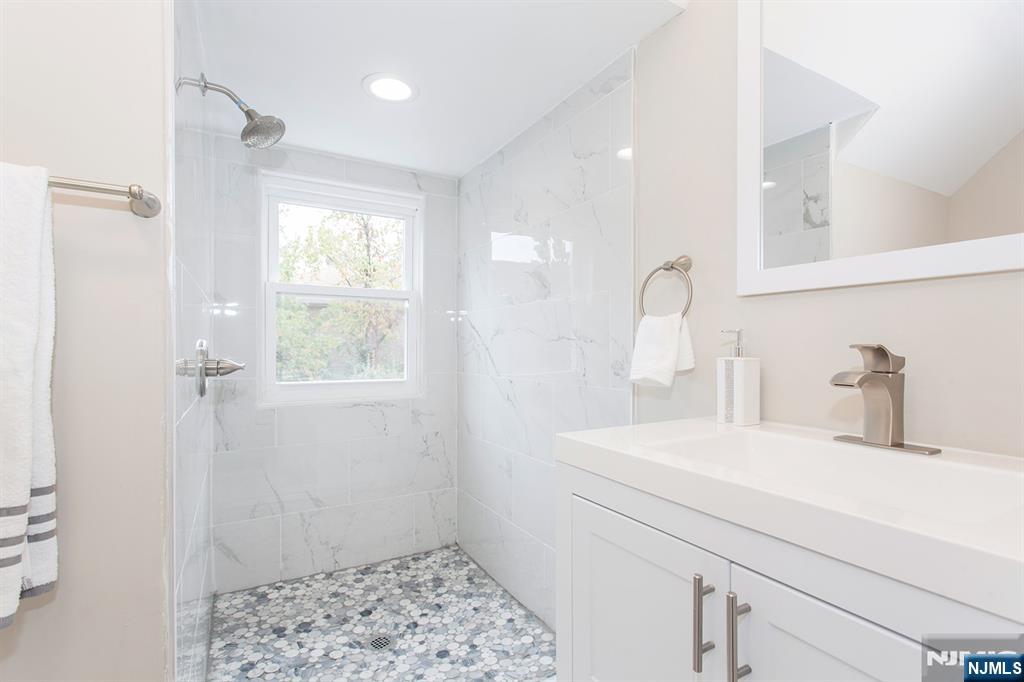 2389 3rd, Fort Lee, NJ 07024 Listing Photo  16
