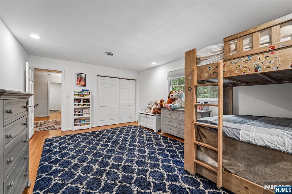 1st Bedroom - enormous room