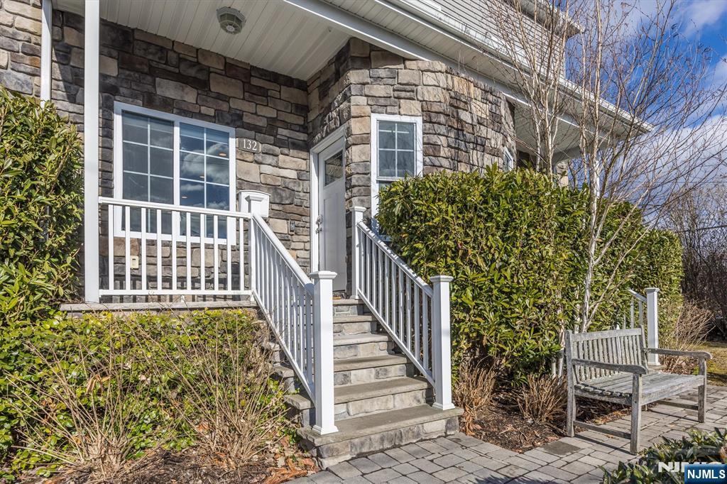 132 N Fullerton Avenue - Photo 1