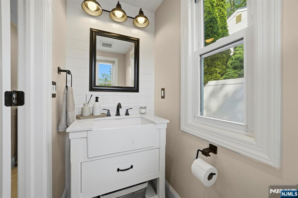 35 Stuart Street, Waldwick, NJ 07463 Listing Photo  16