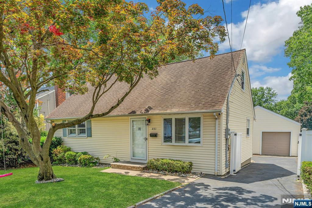451 Chestnut Street - Photo 2