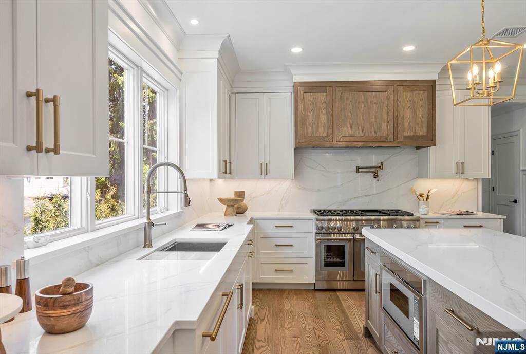 High End Appliance Package & Custom Hood